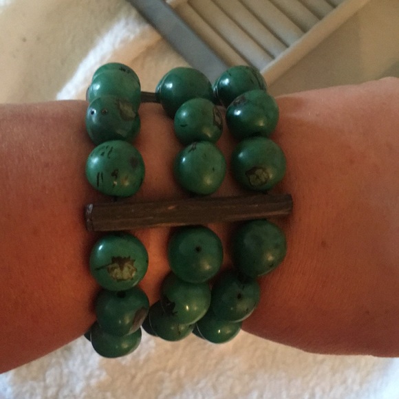 Three strand green bead bracelet w/ wood accents 7.5” - Picture 7 of 7